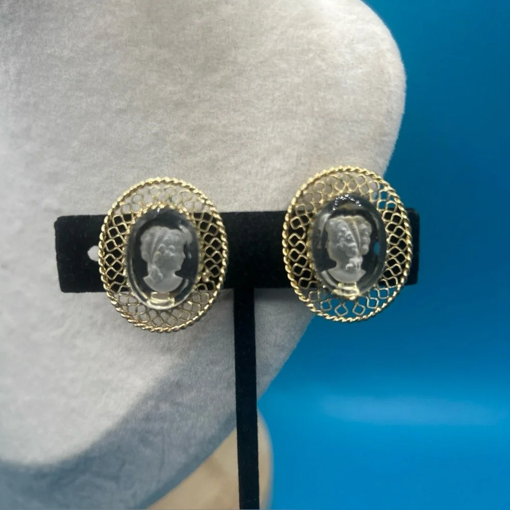 Vintage whiting & Davis intaglio glass cameo clip earrings Goldtone filigree - Picture 7 of 7